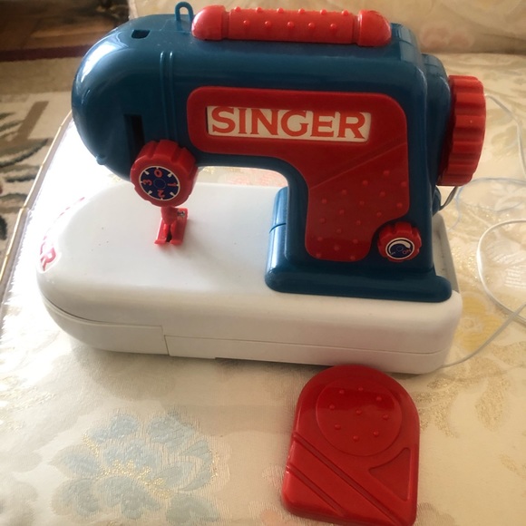 Singer sewing machine - Picture 2 of 5